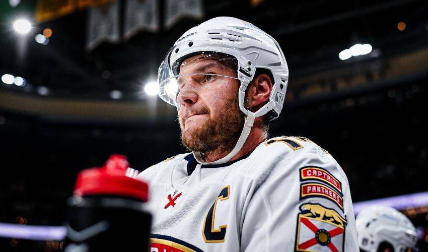 Kapitán Florida Panthers Aleksander Barkov podstoupil operaci, devět měsíců mimo hru